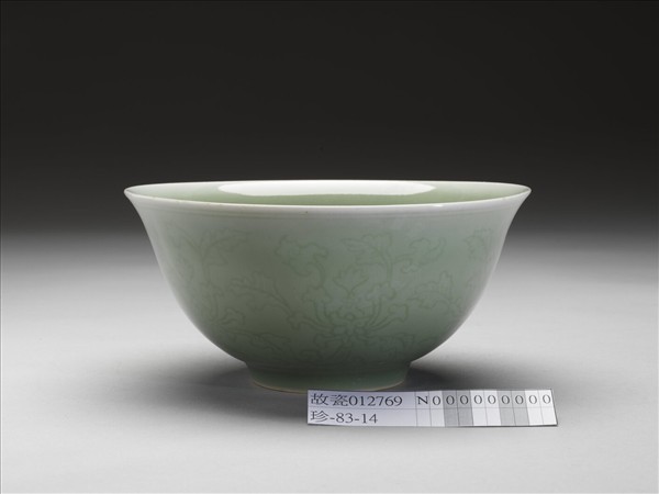 冬青釉花卉紋碗