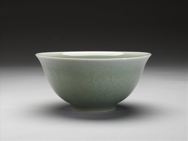 冬青釉花卉紋碗