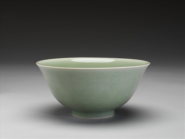 冬青釉花卉紋碗