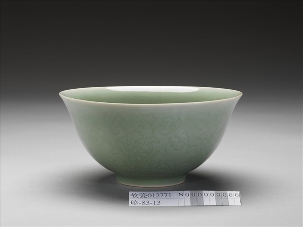 冬青釉花卉紋碗