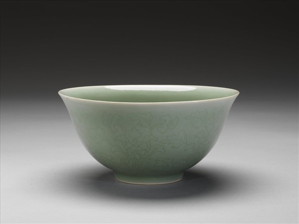 冬青釉花卉紋碗