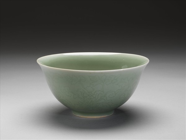 冬青釉花卉紋碗