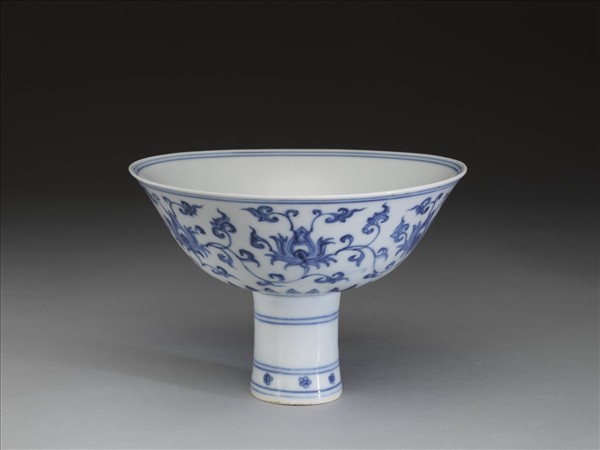 青花番蓮紋高足碗