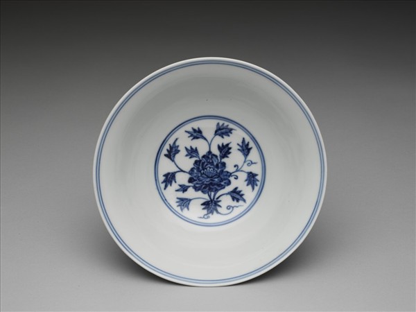 青花番蓮紋高足碗