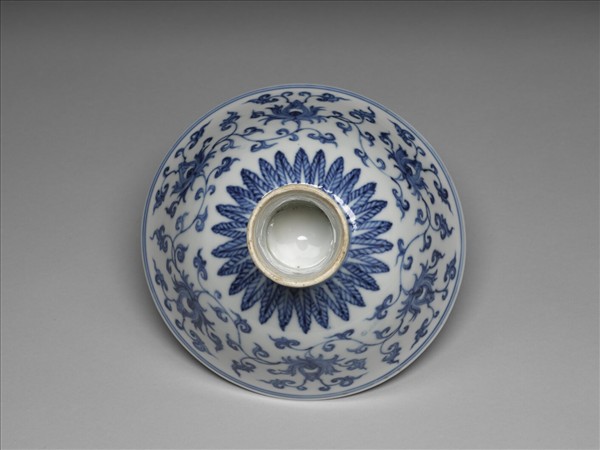 青花番蓮紋高足碗