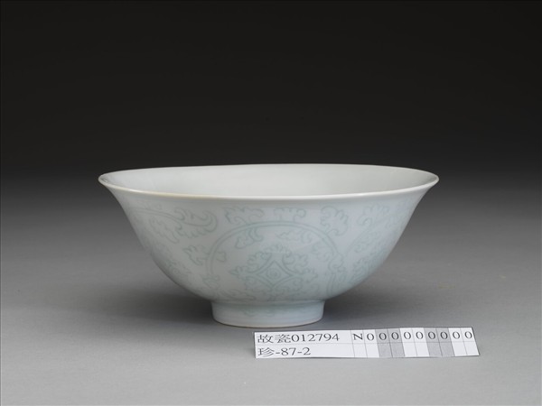 青白瓷劃花花卉紋碗