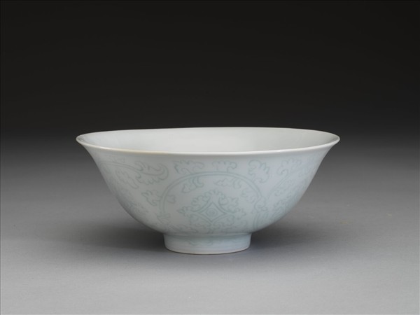 青白瓷劃花花卉紋碗