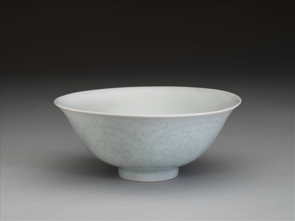 青白瓷劃花花卉紋碗