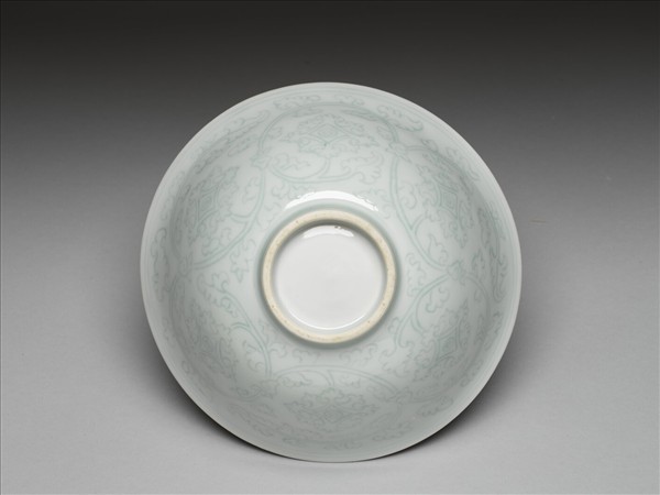 青白瓷劃花花卉紋碗