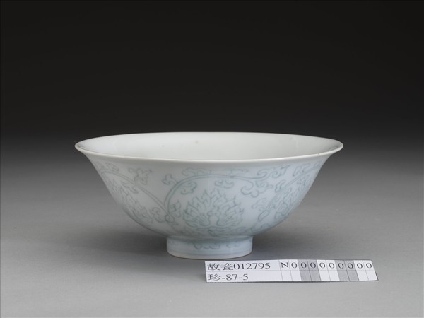 青白瓷劃花花卉紋碗