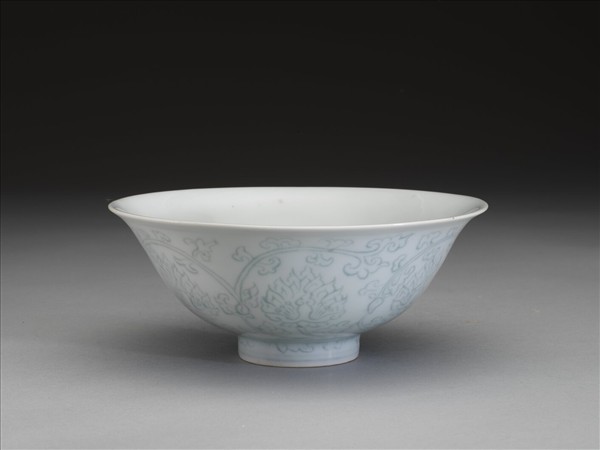 青白瓷劃花花卉紋碗