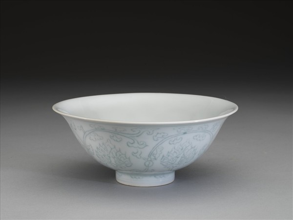 青白瓷劃花花卉紋碗