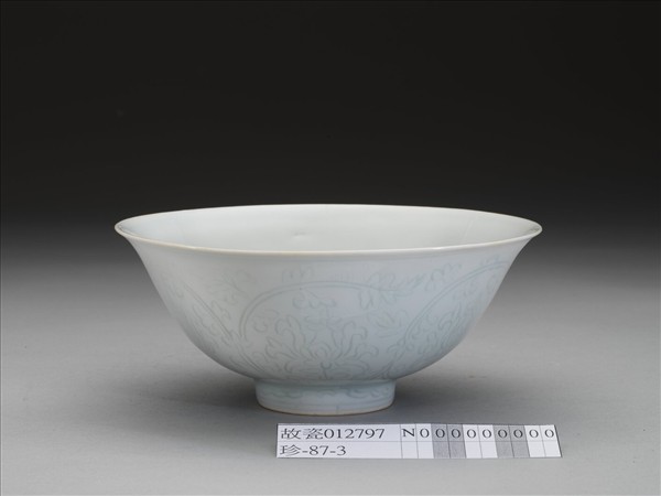 青白瓷劃花花卉紋碗