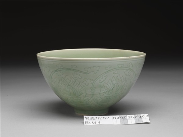 冬青釉花卉紋碗