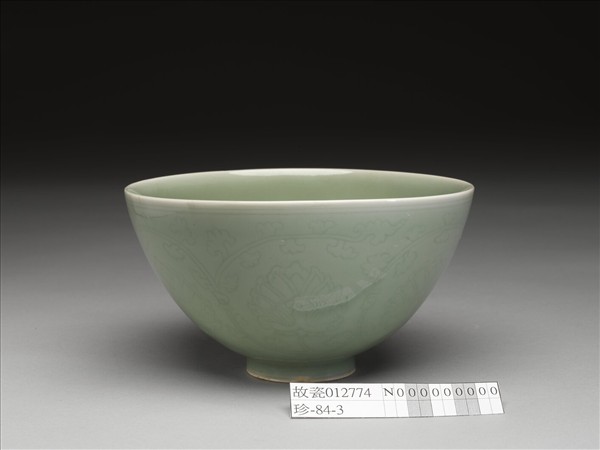 冬青釉花卉紋碗