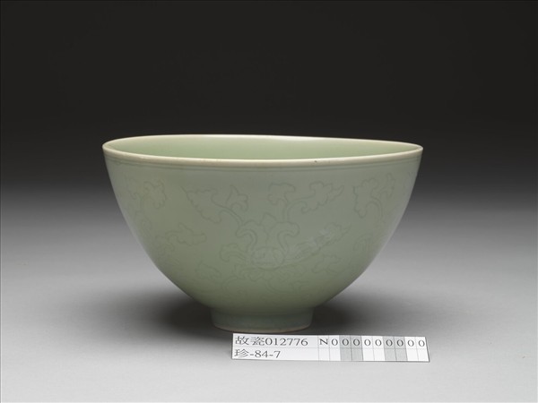 冬青釉花卉紋碗