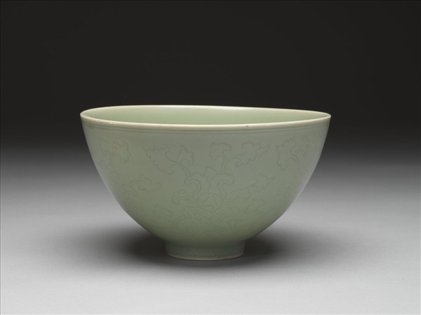 冬青釉花卉紋碗