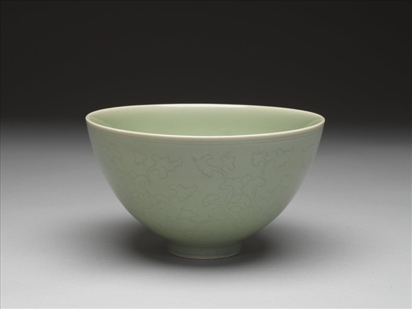 冬青釉花卉紋碗