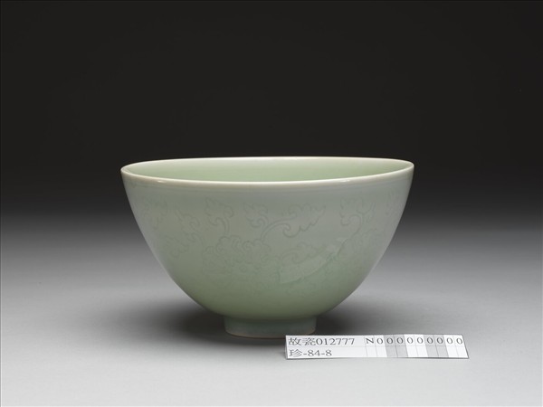 冬青釉花卉紋碗