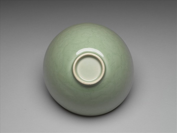 冬青釉花卉紋碗