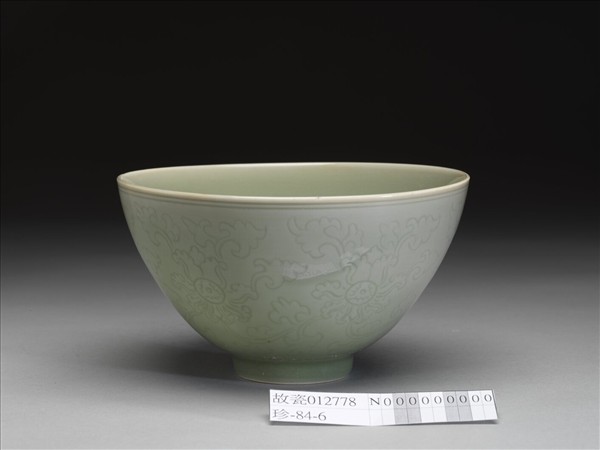 冬青釉花卉紋碗