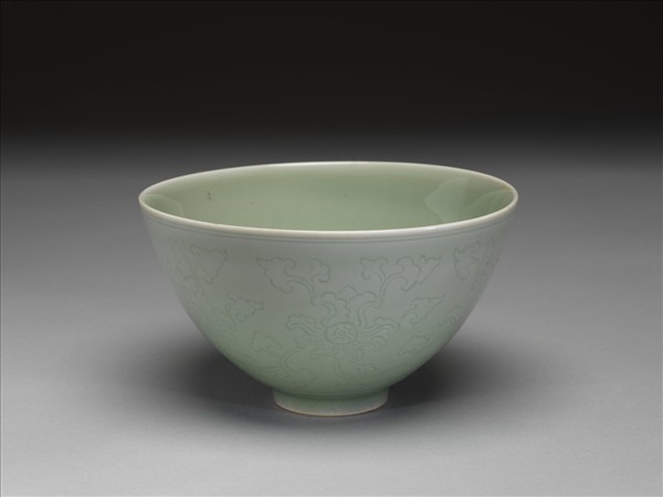 冬青釉花卉紋碗