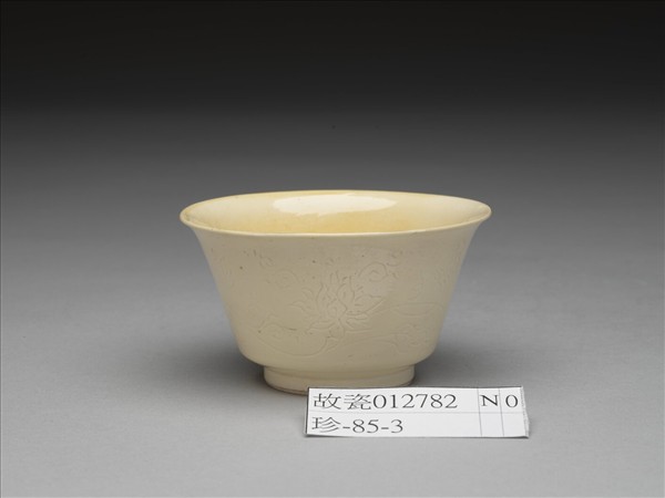 彭窯 白瓷劃花番蓮紋杯