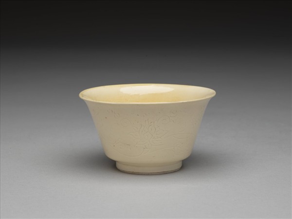 彭窯 白瓷劃花番蓮紋杯