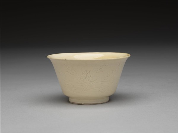 彭窯 白瓷劃花番蓮紋杯