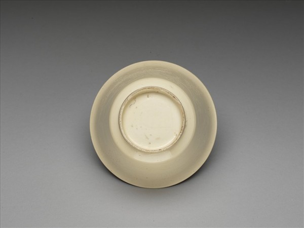 彭窯 白瓷劃花番蓮紋杯