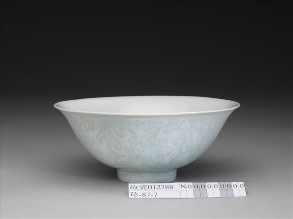 青白瓷劃花花卉紋碗