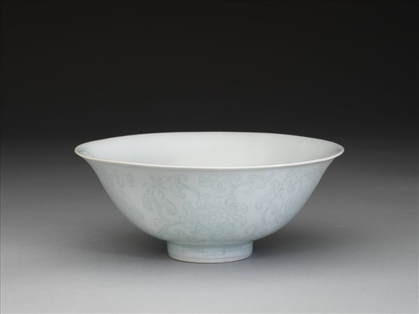 青白瓷劃花花卉紋碗