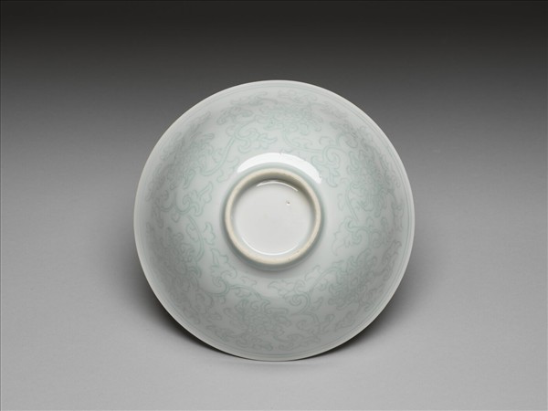 青白瓷劃花花卉紋碗