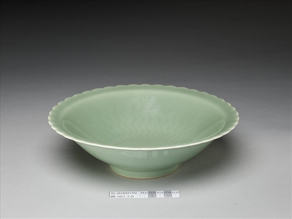 仿龍泉釉花口碗