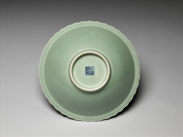 仿龍泉釉花口碗