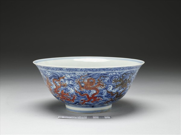 青花紅彩波濤龍紋碗