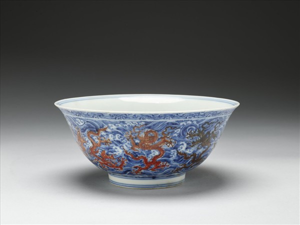 青花紅彩波濤龍紋碗