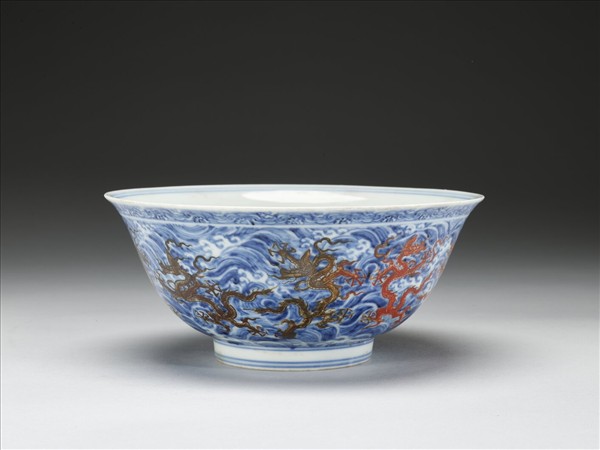 青花紅彩波濤龍紋碗