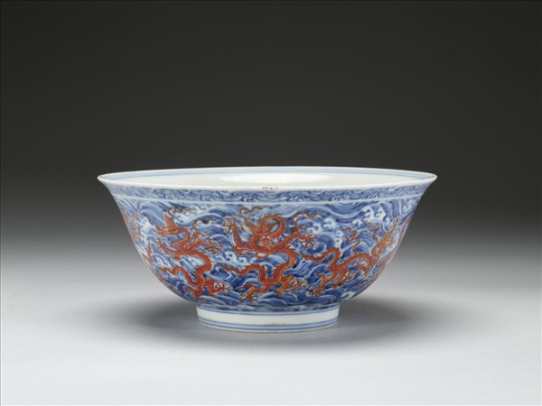 青花紅彩波濤龍紋碗