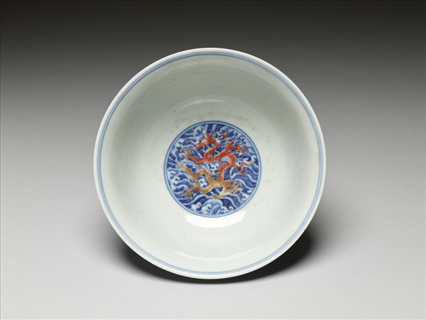 青花紅彩波濤龍紋碗