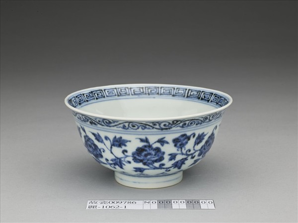青花纏枝花卉紋碗