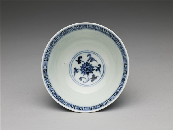 青花纏枝花卉紋碗