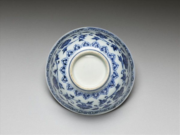 青花纏枝花卉紋碗