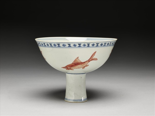 青花描紅魚紋高足碗