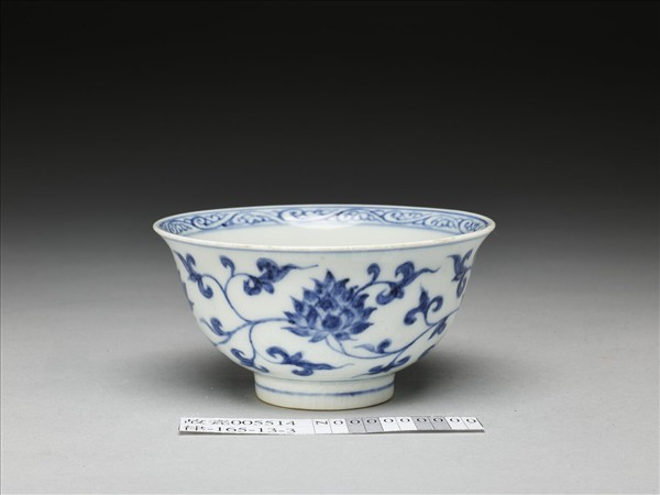 青花纏枝花卉紋碗
