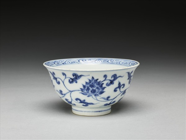 青花纏枝花卉紋碗