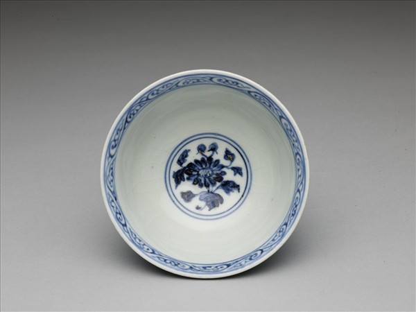 青花纏枝花卉紋碗