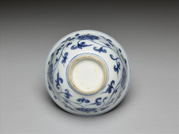 青花纏枝花卉紋碗