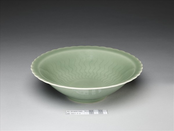 仿龍泉釉花口碗