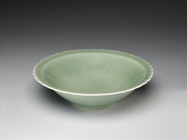 仿龍泉釉花口碗